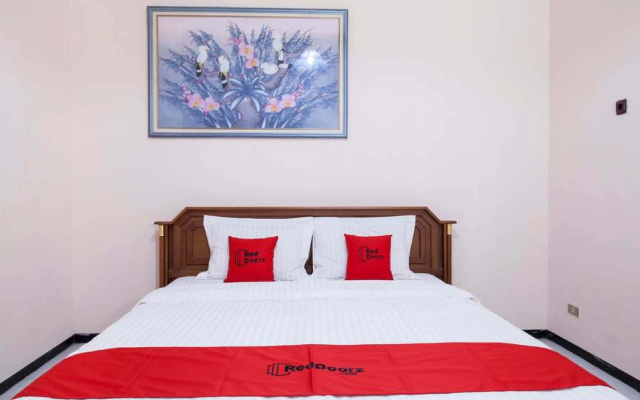 RedDoorz Plus near Jawa Timur Park 1