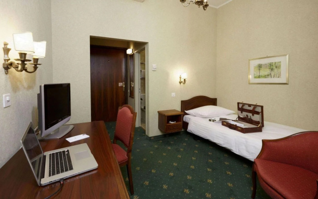 International au Lac Historic Lakeside Hotel