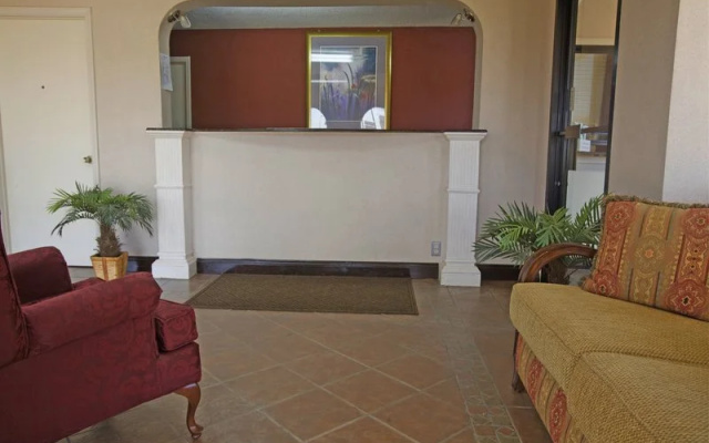 Evergreen Inn & Suites