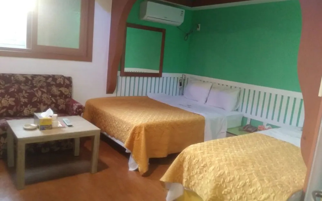 Golden Bee Motel