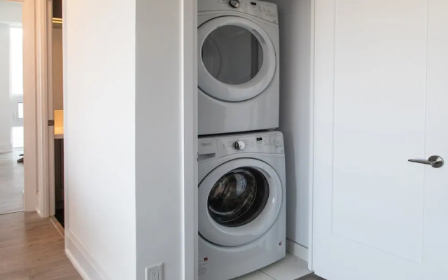 Modern 2 Bedroom Yonge and Eglinton Condo