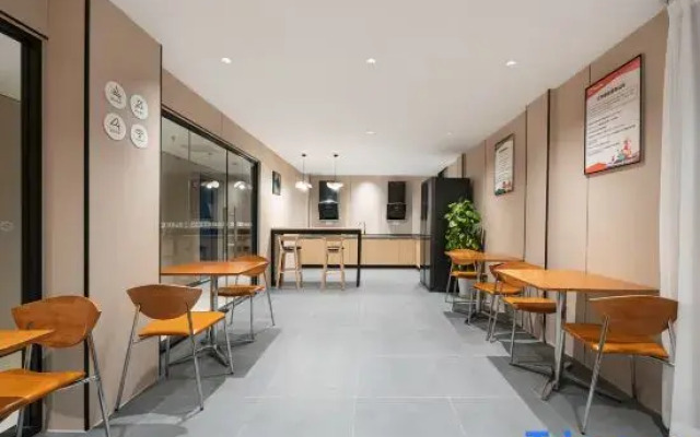 Yueshan Qihang Job-Seeking Inn (Pengpu Xincun Subway Station)
