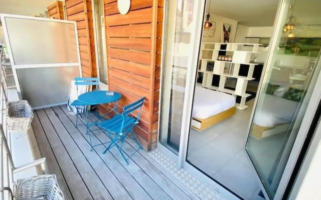 Large Studio in Center with Terrace