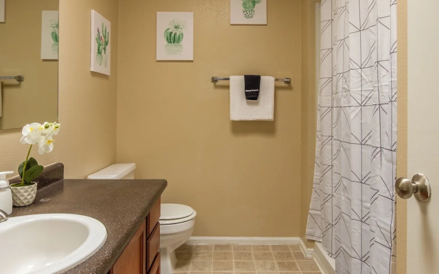 2 BR Apt w/ Pool, Laundry & Wifi by Frontdesk