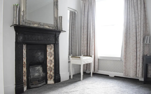 Large 2 Bedroom Garden Flat in Battersea