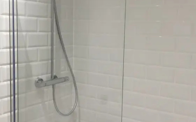 1 Bed Apartment Sleeps 2 - Parking & Wifi