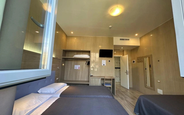 Hotel Midway