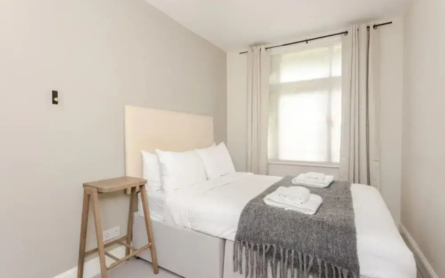 Beautiful 5 Bedroom Home With Garden in South Kensington