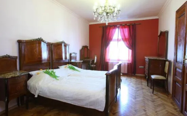 Decameron Apartments