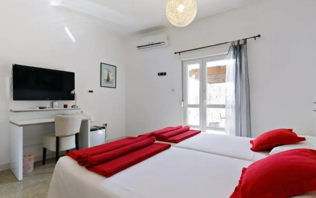 Room in Guest Room Comfy Apartments Next to the Beach
