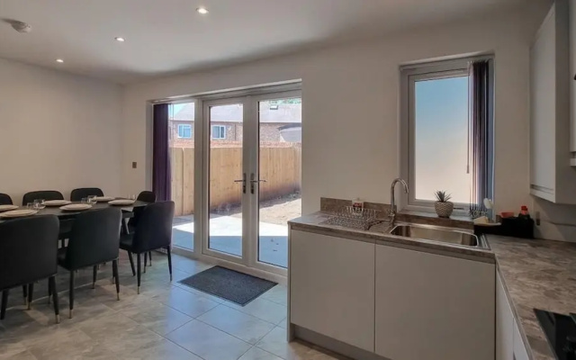 Lovely Modernist 4 Bed House