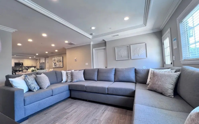 Stunning 8 bedroom 6 bathroom Pool Home