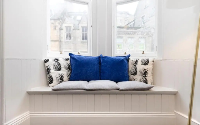 ALTIDO Sophisticated and Bright 4BR apt near Edinburgh Castle