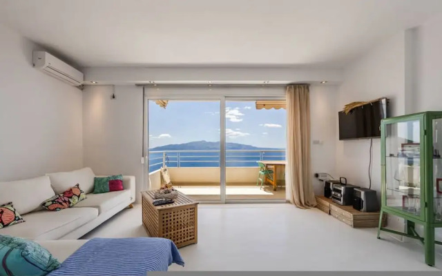 Sunkissed Apartment 1BR Amazing Views by the Sea