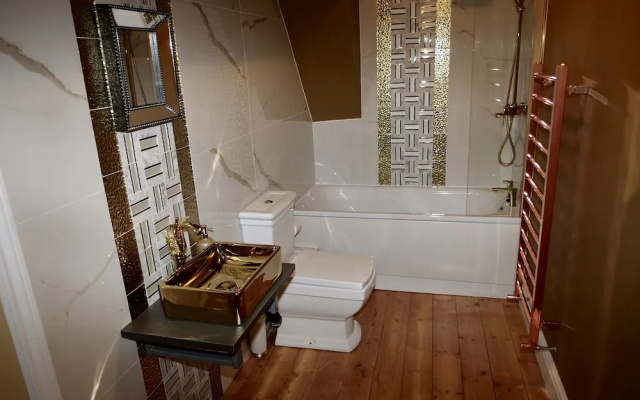 Luxury 9 Bed Manor House Hot Tub Cinema Room Skytv