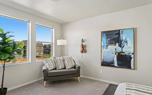 First Class Stylish Townhome near Old Town!