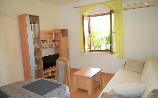 Apartment Anka - 50m from pebble beach: A1 Poljica (Marina), Riviera Trogir