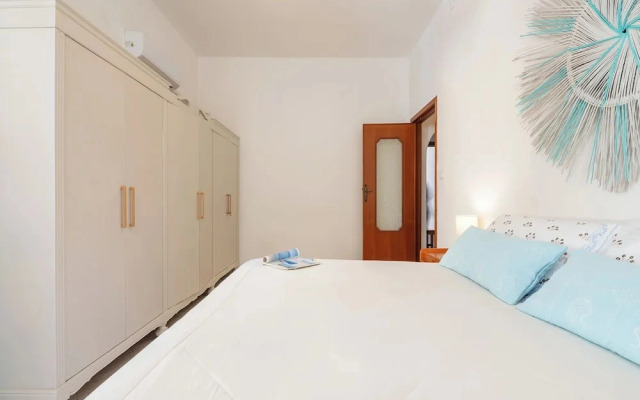 First-floor Apartment Just Steps From the sea