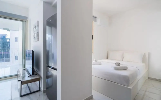 Marble - Studio & Balcony in Larnaca
