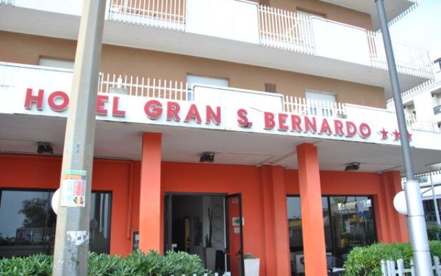 Отель Gran San Bernardo Риччоне вид на фасад