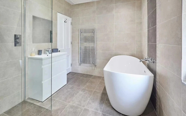 House Sleeps 12 With Parking and Garden