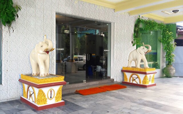 Royal White Elephant Hotel in Yangon, Myanmar from 147$, photos, reviews - zenhotels.com hotel front