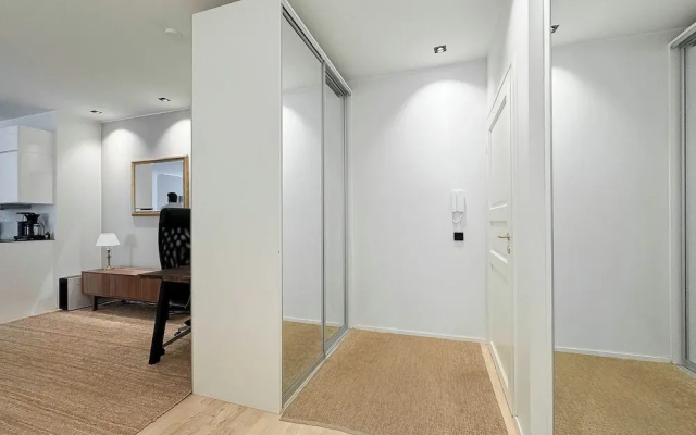 Stylish Downtown 2BR Flat with Sauna and Work Area