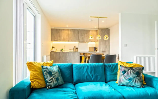 Attractive 2 Bedroom Penthouse with Free Parking