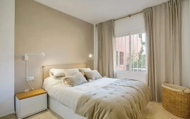 Coastal Retreat-sleeps 8, Sea View, Pool & Parking