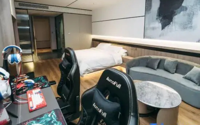 Mengzhou Lightning Bear E-Sports Hotel