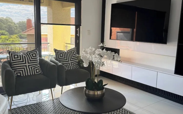 2 Bedroom Apartment Near Monte Casino