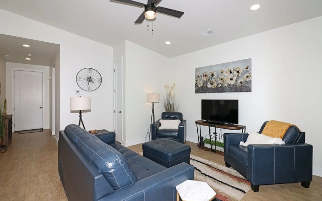 Tranquil Modern Haven 2 Bedroom Home