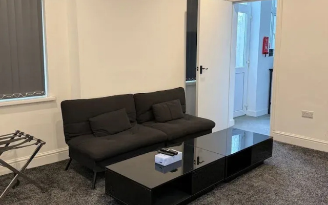 Lutom 2 Bed Flat - 1 With Sofa bed Sleeps 4