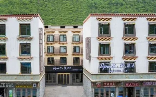 Wyndham's Super 8. Yue Hotel