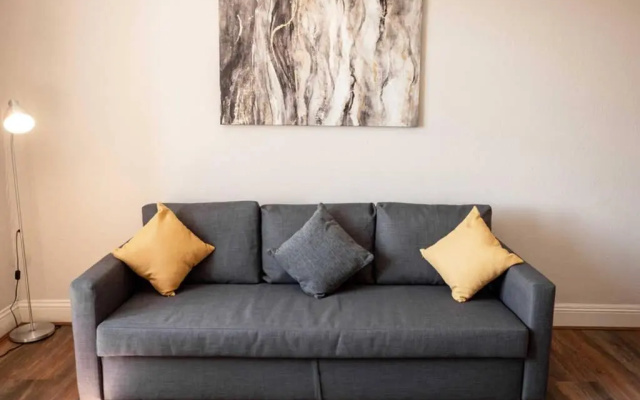 Bright, Spacious West-End Flat, Near University
