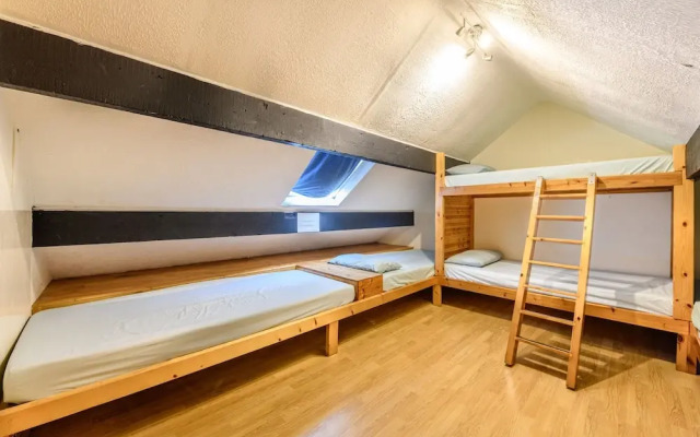 Old School House Sleeps 26, Pets