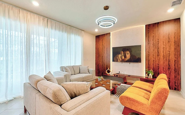 Family-friendly Townhouse w/ Private Pool & Game Room