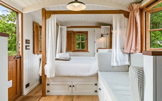 Quercus Redwood - Sleeps 4 - From 375 Per Night