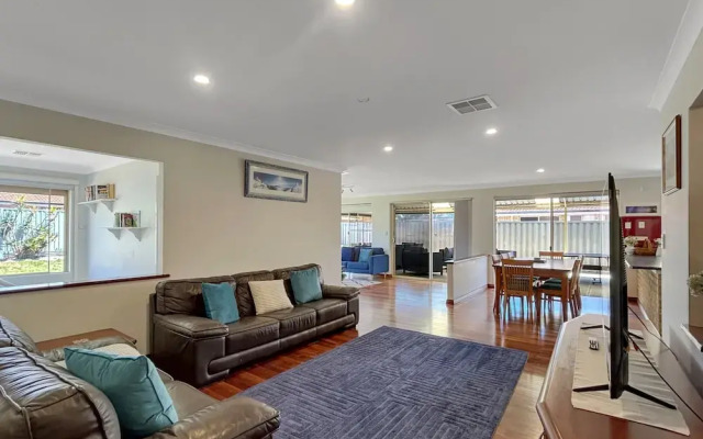 Spacious 5-bed House in Coastal Halls Head