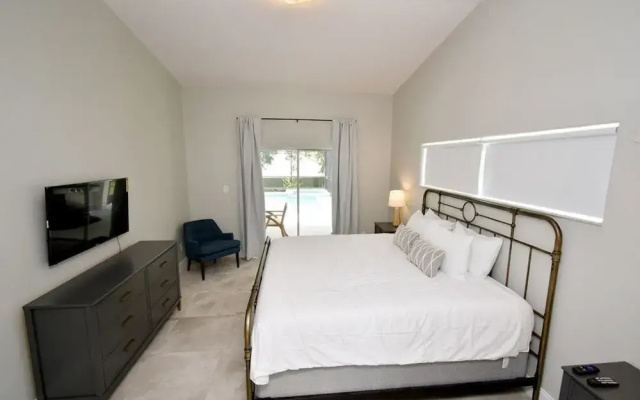 Greater Groves - 5 Bedrooms House w/pool-5202GG Home by RedAwning