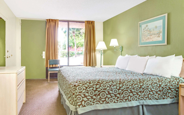 Days Inn by Wyndham Bradenton - Near the Gulf