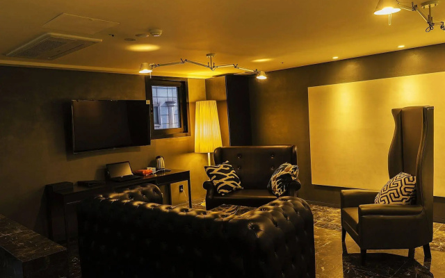 Richwell Hotel