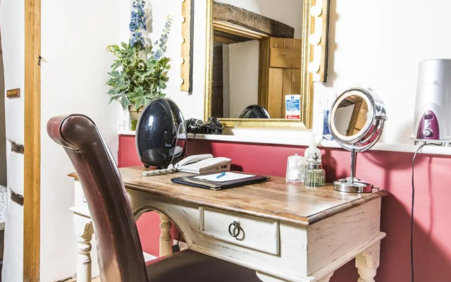 Cornerstones, 16th Century Luxury Self Catering House overlooking the River Dee