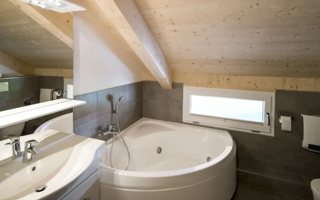 Chalet With Indoor hot tub