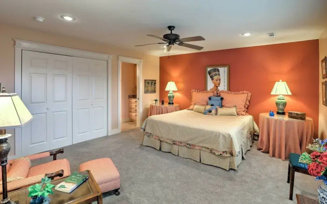 Beautiful Central Fayetteville Townhome w/ Views!