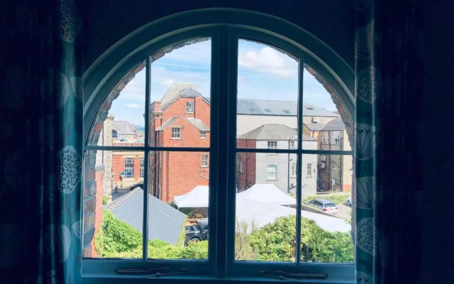 Warehouse Apartment-1 King Bed, Sleeps 2