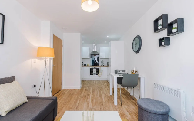 Contemporary 1 Bed Apartment Media City