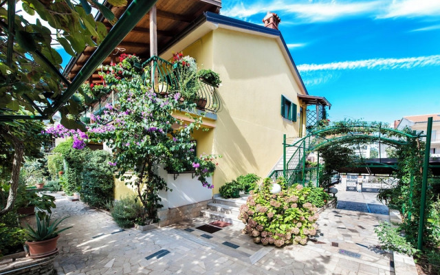 Room and Apartments Villa Dea