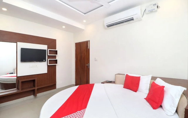 Oyo 18504 Hotel Safari