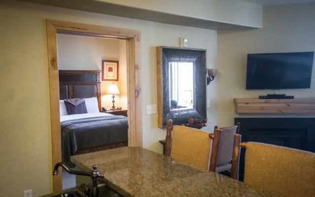 Shared Balcony Stunning Views & Steps from Slopes by RedAwning
